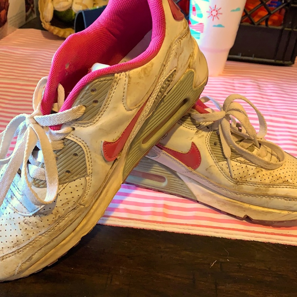 Tennis shoes